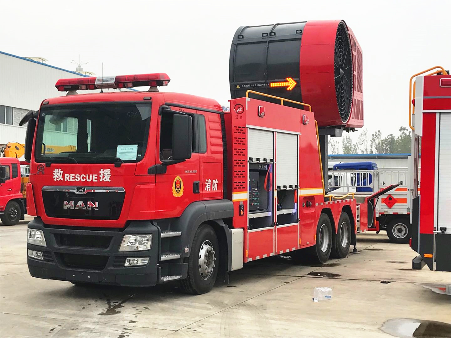 德國(guó)曼后雙橋150排煙消防車(chē)